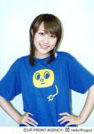 【中古】生写真(ハロプロ)/アイドル/ココナッツ娘。 ココナッツ娘。/アヤカ/上半身・両手腰・衣装青Tシャツ・首右に傾け・背景薄青色/公式生写真