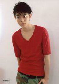 【中古】生写真(男性)/俳優 菅田将暉/膝上・衣装赤・迷彩柄ズボン/公式生写真