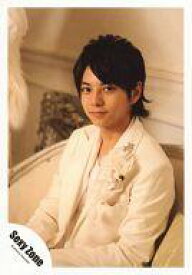 【中古】生写真(ジャニーズ)/アイドル/Sexy Zone Sexy Zone/佐藤勝利/上半身・座り・衣装白・体左向き・目線正面/公式生写真