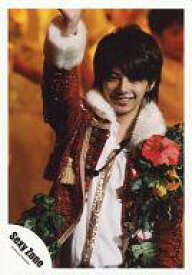 【中古】生写真(ジャニーズ)/アイドル/Sexy Zone Sexy Zone/佐藤勝利/ライブフォト・上半身・衣装赤白緑・右手上げ・目線左下/公式生写真
