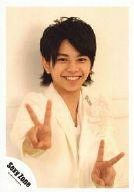 【中古】生写真(ジャニーズ)/アイドル/Sexy Zone Sexy Zone/佐藤勝利/上半身・衣装白・両手ピース・背景ベージュ・笑顔/公式生写真