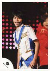 【中古】生写真(ジャニーズ)/アイドル/Sexy Zone Sexy Zone/佐藤勝利/ライブフォト・膝上・衣装白青・体左向き・後ろに人/公式生写真