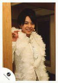 【中古】生写真(ジャニーズ)/アイドル/Sexy Zone Sexy Zone/佐藤勝利/膝上・衣装白・右手柱・インカム・笑顔/公式生写真