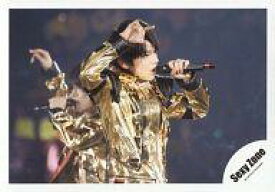 【中古】生写真(ジャニーズ)/アイドル/Sexy Zone Sexy Zone/佐藤勝利/ライブフォト・横型・上半身・衣装金・右手上げ・左手マイク・からだ右向き・後ろにメンバー/公式生写真