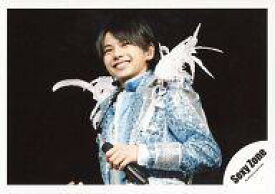 【中古】生写真(ジャニーズ)/アイドル/Sexy Zone Sexy Zone/佐藤勝利/ライブフォト・横型・バストアップ・衣装水色銀・左手マイク・背景黒/公式生写真