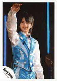【中古】生写真(ジャニーズ)/アイドル/Sexy Zone Sexy Zone/佐藤勝利/ライブフォト・上半身・衣装白水色・右手上げ/公式生写真