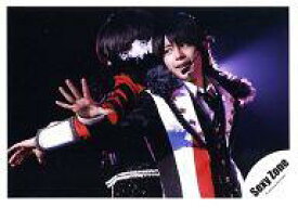 【中古】生写真(ジャニーズ)/アイドル/Sexy Zone Sexy Zone/佐藤勝利/ライブフォト・横型・上半身・衣装黒・白・赤・右手パー・左向き・後ろに人/公式生写真