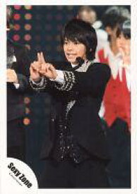 【中古】生写真(ジャニーズ)/アイドル/Sexy Zone Sexy Zone/佐藤勝利/ライブフォト・膝上・衣装黒白・両手人差し指立て・目線左・ロゴ「Sexy Zone」/公式生写真