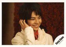 【中古】生写真(ジャニーズ)/アイドル/Sexy Zone Sexy Zone/佐藤勝利/横型・バストアップ・衣装白赤・右手髪・目線右・背景赤/公式生写真