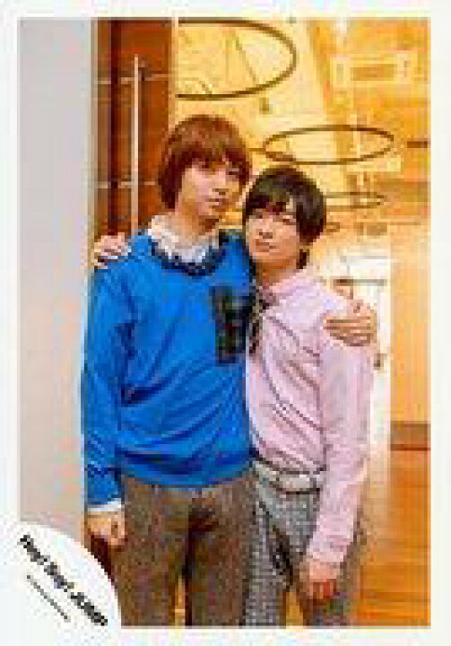 楽天市場 中古 生写真 ジャニーズ アイドル Hey Say Jump Hey Say Jump 伊野尾慧 知念侑李 膝上 衣装青ピンク ネクタイ 肩組み 口閉じ 背景茶ベージュ キミアトラクション Pv ジャケ写撮影オフショット 公式生写真 ネットショップ駿河屋 楽天市場店