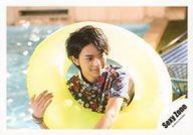 【中古】生写真(ジャニーズ)/アイドル/Sexy Zone Sexy Zone/佐藤勝利/横型・衣装青・赤・黄色・花柄・右手浮き輪・目線右・プール/Summer Paradise in TDC パンフ＆グッズ/公式生写真