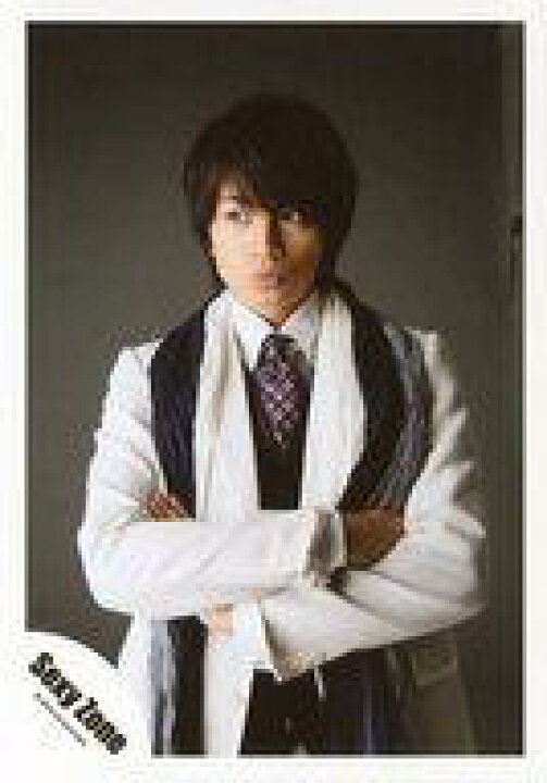 楽天市場 中古 生写真 ジャニーズ アイドル Sexyzone Sexyzone 中島健人 上半身 衣装白 黒 ストール ネクタイ赤 チェック柄 腕組み 目線左 背景グレー Johnnys World パンフ グッズ 撮影オフショット 公式生写真 ネットショップ駿河屋 楽天市場店