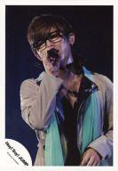 楽天市場 中古 生写真 ジャニーズ アイドル Hey Say Jump Hey Say Jump 山田涼介 ライブフォト 上半身 衣装ベージュ 黒 ストール緑 右手マイク 眼鏡 公式生写真 ネットショップ駿河屋 楽天市場店