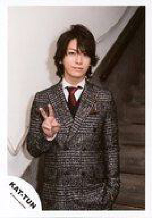 楽天市場 中古 生写真 ジャニーズ アイドル Kat Tun Kat Tun 亀梨和也 上半身 衣装白黒 ネクタイ赤 右手ピース 階段 Dead Or Alive Pv ジャケ写撮影オフショット 公式生写真 ネットショップ駿河屋 楽天市場店