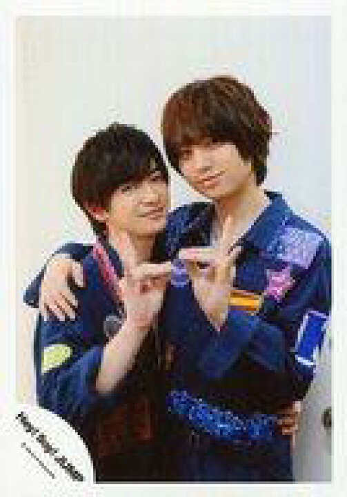 楽天市場 中古 生写真 ジャニーズ アイドル Hey Say Jump Hey Say Jump 知念侑李 伊野尾慧 上半身 衣装青 つなぎデニム 片手キツネのポーズ 抱き合い 15夏 コンサートパンフ グッズ撮影オフショット 公式生写真 ネットショップ駿河屋 楽天市場店