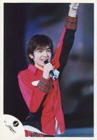 【中古】生写真(ジャニーズ)/アイドル/ジャニーズ ジャニーズ/生田斗真/ライブフォト・上半身・衣装赤・左手上げ・右手マイク・背景グレー/公式生写真
