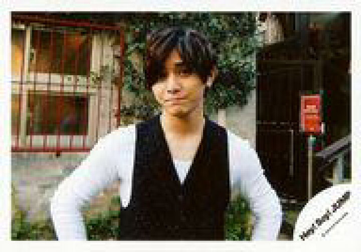 楽天市場 中古 生写真 ジャニーズ アイドル Hey Say Jump Hey Say Jump 山田涼介 横型 バストアップ 衣装白 ベスト黒 口閉じ 背景野外 16 17カレンダー撮影台湾オフショット 公式生写真 ネットショップ駿河屋 楽天市場店