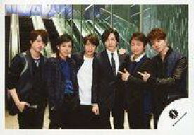 【中古】生写真(ジャニーズ)/アイドル/ジャニーズ ジャニーズ/集合(6人)/横型・膝上・衣装黒・青・白・生田スーツ・大野松本指差し・背景エスカレーター/「復活LOVE」PV＆ジャケ写撮影オフショット/公式生写真