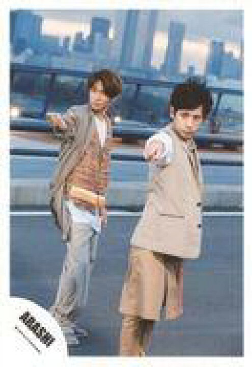 楽天市場 中古 生写真 ジャニーズ アイドル 嵐 嵐 相葉雅紀 二宮和也 全身 衣装ベージュ茶グレー白 体右向き 右手指差し 背景野外 道路 Power Of The Paradise Pv ジャケ写撮影 公式生写真 ネットショップ駿河屋 楽天市場店