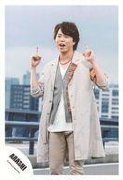 楽天市場 中古 生写真 ジャニーズ アイドル 嵐 嵐 櫻井翔 膝上 衣装グレーベージュ茶白 両手人差し指立て 口開き 体左向き 背景野外 道路 Power Of The Paradise Pv ジャケ写撮影 公式生写真 ネットショップ駿河屋 楽天市場店