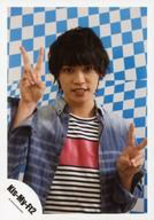 楽天市場 中古 生写真 ジャニーズ アイドル Kis My Ft2 Kis My Ft2 二階堂高嗣 バストアップ 衣装青 赤 白黒ボーダー柄 両手ピース 背景白水色チェック柄 公式生写真 ネットショップ駿河屋 楽天市場店