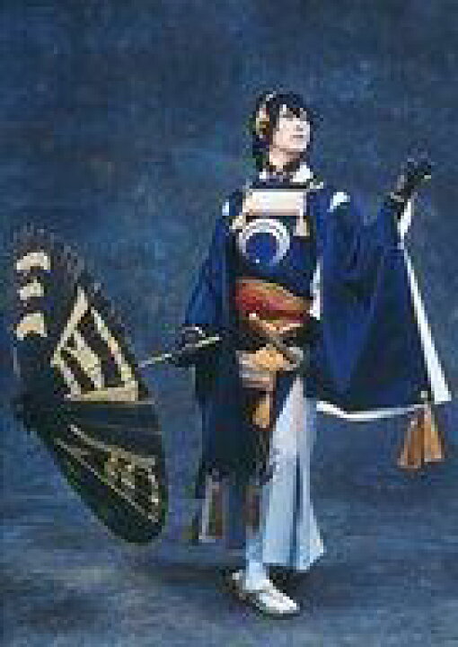楽天市場 中古 生写真 男性 俳優 鈴木拡樹 三日月宗近 全身 和傘 キャラクターショット 2lサイズ 舞台 刀剣乱舞 義伝 暁の独眼竜 全員セットブロマイド ネットショップ駿河屋 楽天市場店