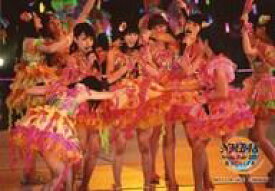 【中古】生写真(AKB48・SKE48)/アイドル/NMB48 集合/ライブフォト・横型・全身・衣装オレンジ黄ピンク・センター矢倉・指指され/DVD「NMB48 Arena Tour 2015 ～遠くにいても～」先着購入特典
