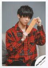 楽天市場 中古 生写真 ジャニーズ アイドル Hey Say Jump Hey Say Jump 有岡大貴 上半身 衣装赤 両手でおみくじ持つ マエヲムケ Pv ジャケ写撮影オフショット 公式生写真 ネットショップ駿河屋 楽天市場店