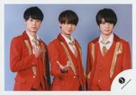 【中古】生写真(ジャニーズ)/アイドル/HiHi Jets HiHi Jets/集合(3人)/横型・上半身・衣装赤・センター井上・右手差し出し・作間右手ネクタイ・背景グレー/18夏「夏祭り 裸の少年 SUMMER STATION」/公式生写真