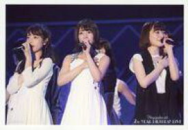 【中古】生写真(乃木坂46)/アイドル/乃木坂46 No.085：集合(3人)/ライブフォト・横型・膝上・衣装白・黒・ワンピース・右手左胸・左手マイク口元/CHOOSE 5 PHOTOS! 〜7th YEAR BIRTHDAY LIVE PHOTO Ver.〜