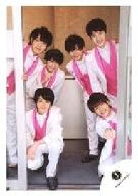 【中古】生写真(ジャニーズ)/アイドル/東京B少年 東京B少年/集合(6人)/全身・衣装白ピンク・蝶ネクタイ・前列 座り・入り口・藤井右手グー突き出し/「ジャニーズ銀座2018」グッズ撮影オフショット/公式生写真