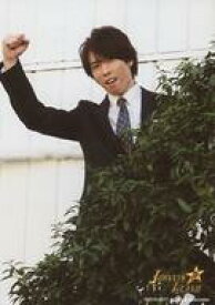 楽天市場 中古 生写真 ジャニーズ アイドル Snow Man Snow Man 宮舘涼太 膝上 衣装黒 スーツ 右手上げ グー 植物の後ろ Johnnys Allstars Island オリジナルフォト ネットショップ駿河屋 楽天市場店