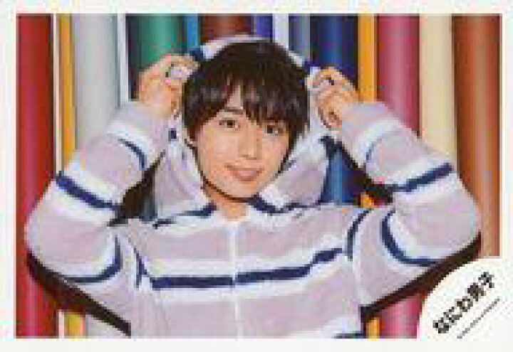 楽天市場 中古 生写真 ジャニーズ アイドル なにわ男子 なにわ男子 大西流星 横型 バストアップ 衣装白 青 薄ピンク ボーダー柄 両手フード 背景カラフル アクリルスタンドii オフショット 公式生写真 ネットショップ駿河屋 楽天市場店