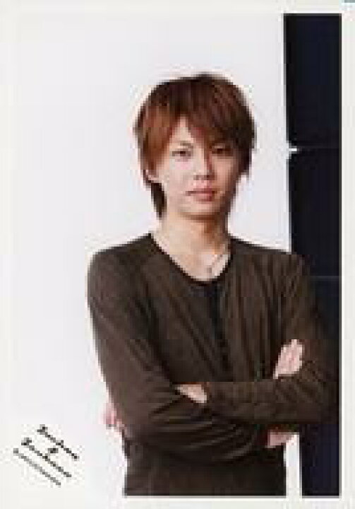 楽天市場 中古 生写真 ジャニーズ アイドル タッキー 翼 タッキー 翼 今井翼 上半身 衣装黒茶 ネックレス 腕組み 背景白 公式生写真 ネットショップ駿河屋 楽天市場店