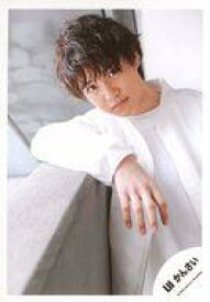 【中古】生写真(ジャニーズ)/アイドル/Lil かんさい Lil かんさい/大西風雅/上半身・衣装白・右手上げ・顔傾げ・寄りかかり/Johnnys’ ISLAND STORE グッズオフショット’20夏/公式生写真