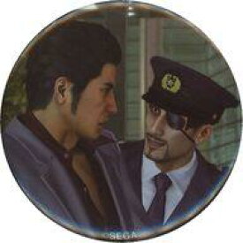 【中古】バッジ・ピンズ 真島吾朗＆桐生一馬(13.警察) どこでも真島 缶バッジ 「セガラッキーくじONLINE 龍が如く 祝 生誕! 真島吾朗」 J賞-13