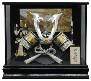送料無料秀山作 五月人形 12号兜飾り 北斗シルバー兜 吹返し彫金龍 金龍虎バック ガラスケース入り飾り【kcs-3】〈モダン コンパクト 5月人形出し飾り 兜ケース飾り 甲冑飾り お節句