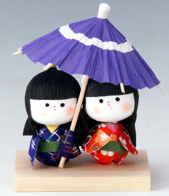 手づくり民芸　和柄　和紙人形　わらべ相合傘　日本製です。　○本品の色・柄は当店にお任せ頂くようになります。　〈日本人形　合い合い傘　相々傘　童あいあいがさ　和の置物　日本のおみやげ　海外・外国へのお土産・プレゼントにもおススメです！〉