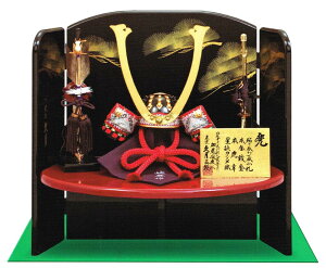 送料無料 久月監製 加藤峻厳作 五月人形 鎌倉時代後期 貼り合わせ小札 1/4縹肩白縅兜 木製平台飾り 〈東京久月 浅草橋久月 兜飾り 兜出し飾り かぶとかざり 甲冑飾り お節句飾り