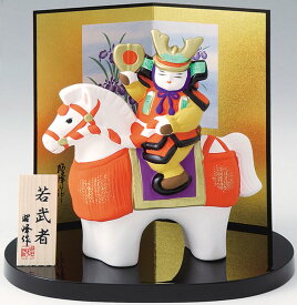 陶器製　五月人形　白馬乗り軍扇持ち初陣之若武者 （小）　台・二曲屏風・木札付きです。　〈陶器の五月人形 5月人形 節供人形 若大将 子供大将飾り 子供の日 軍扇持ち初陣若武者乗り白馬飾り 初節句祝い 御節句贈答品 出産祝い 五月人形脇飾り 鎧兜 甲冑飾り〉