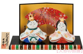 昭峰作　白磁器製　雛人形　おぼこ内裏雛　おさな雛・わらべ雛飾り 屏風・お盆・木札付きです。 〈伝統品 ひな人形 お雛様 おひなさま 幼雛 童雛 お雛飾り おひな飾り お内裏様 お殿様とお姫様 雛祭り ひなまつり ひな人形 桃の節句 三月三日 3月3日 初節句通販〉