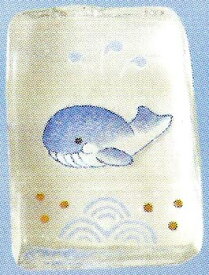 ガラス製　涼風箸置き　おはし置き　絵柄：鯨・クジラ・くじら　形：角型　袋入り単品　〈動物・植物のお箸置き　夏だけではなく、一年中お使い頂けます！　プレゼント、贈り物にもおススメです☆　通販〉