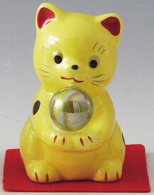 とってもかわいい開運招福の縁起物！　陶器製　水晶風ガラス玉持ち風水招き猫　黄色　高さ6.7cm　まねきねこ　Feng Shui Beckoning Cat　Maneki Neko