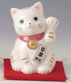 陶器製　豪華赤座布団乗り　風水 東北側置き学業成就招き猫　左手（左前脚）上げ　白色　高さ10cm　まねきねこ　Feng Shui Beckoning Cat　Maneki Neko