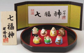開運招福の縁起物！　陶器製　盆のり豆サイズ七福神　布袋・福禄寿・弁財天・寿老人・毘沙門天・恵比寿・大黒天　お盆・屏風・木札付きです。　〈招福開運の縁起物 しちふくじんにんぎょう 和のインテリア 陶器の置物 七福神の置物 七福神人形セット 福の神〉