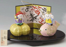 陶器製　金銀財宝・鯛乗り福神招き猫七福神　エビス・大黒型　お盆・屏風・木札付き　〈七福神型招き猫 しちふくじん まねきねこ 恵比寿 恵比須 えびすさま 大黒天 だいこくてん だいこくさま 縁起物 陶器の置物・お飾り 和のインテリア 七福神の置物 七福神人形〉