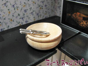 ミニチュア 木製ボール&クルミ割り器 NY10093 ドールハウス用