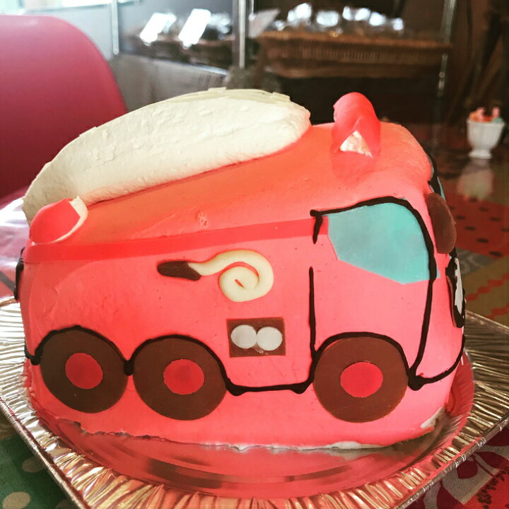 楽天市場 消防車のかたちの3d立体型ケーキ スイーツ プチプギフト 誕生日 バースデーケーキ パーティ サプライズ キャラクターケーキ 還暦 お祝い 結婚記念日 ４月 母の日 父の日 おうち時間 スイーツショップボストン