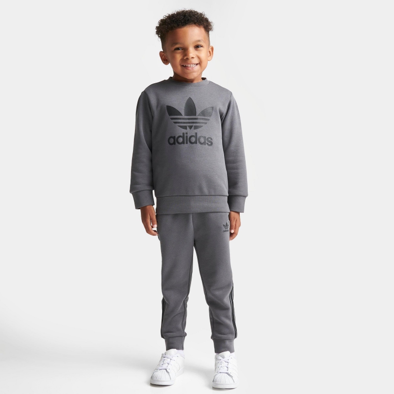 (取寄) アディダス オリジナルス キッズ トドラー クルーネック スウェットシャツ アンド ジョガー パンツ セット Kids´ Toddler adidas Originals Crewneck Sweatshirt and Jogger Pants Set grey five IJ9849T_026のサムネイル