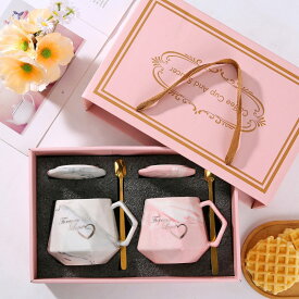 予約限定1000円引き☆バレンタイン、結婚祝いやカップル記念日のプレゼントにも人気のペアマグカップ。大容量マグカップ コップに「ハート」が書いており魅力的なマグカップ　5点セット 蓋・スプーン・カップ・ボックス・手提げ袋付き